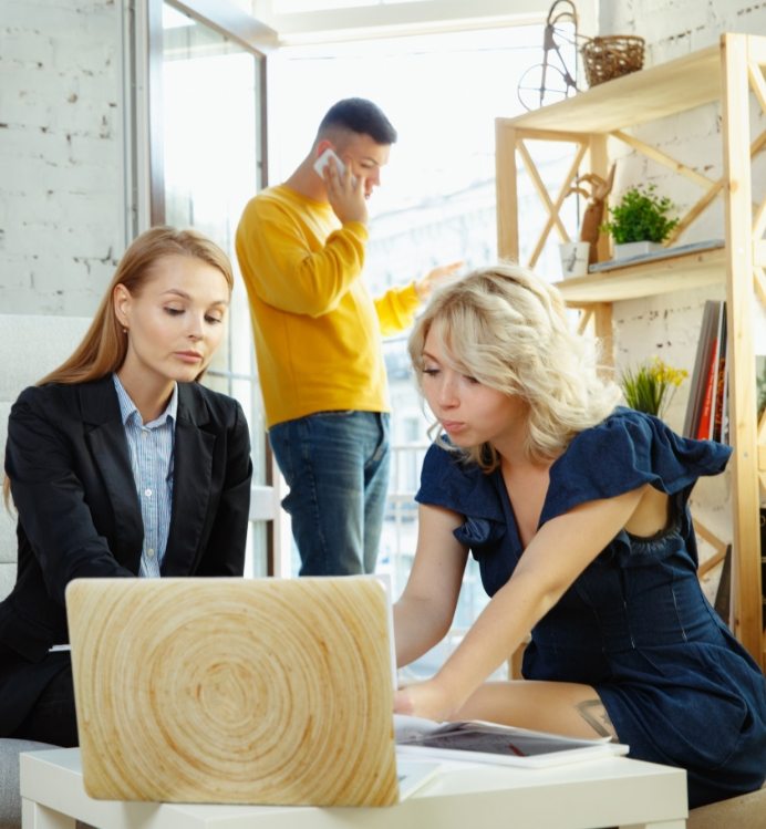 interior-designer-working-with-young-couple